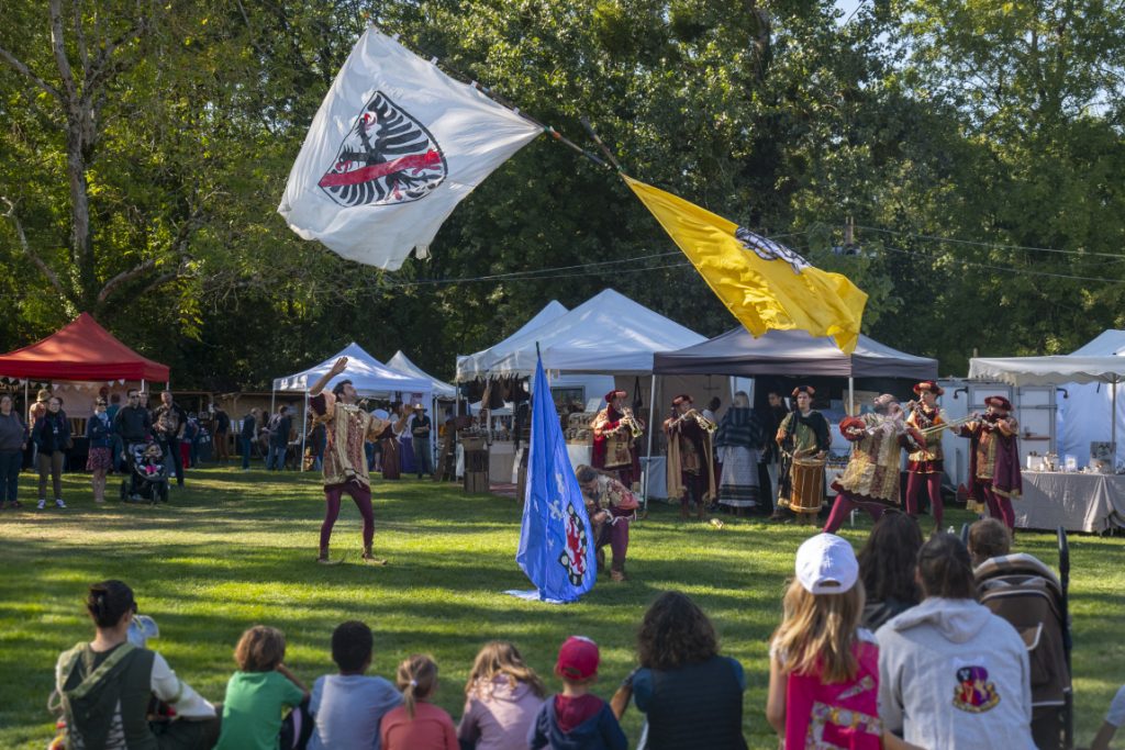 Foire_medievale_de_Chateau-Larcher-Agence_Zebrelle_Bastien_SAUVE-12773 1
